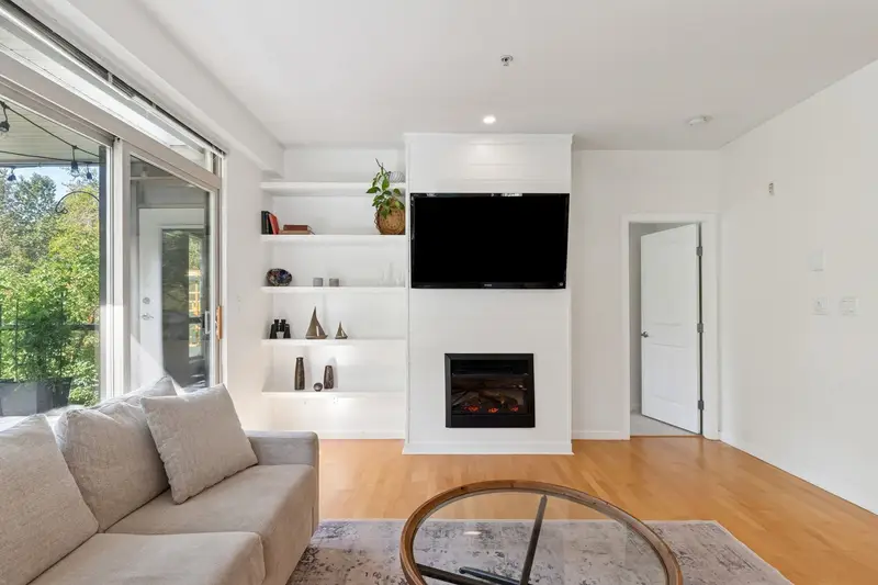 219 100 CAPILANO ROAD - photo 4 of 25