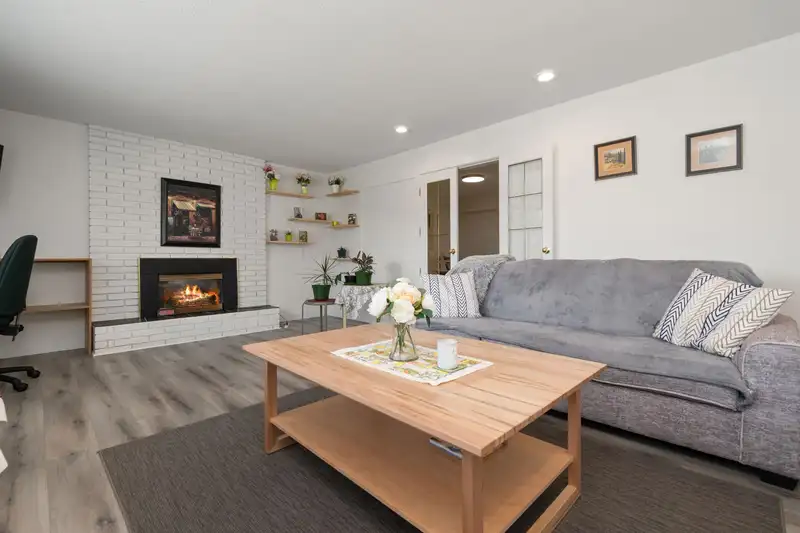 1550 VIMY ROAD - photo 4 of 37