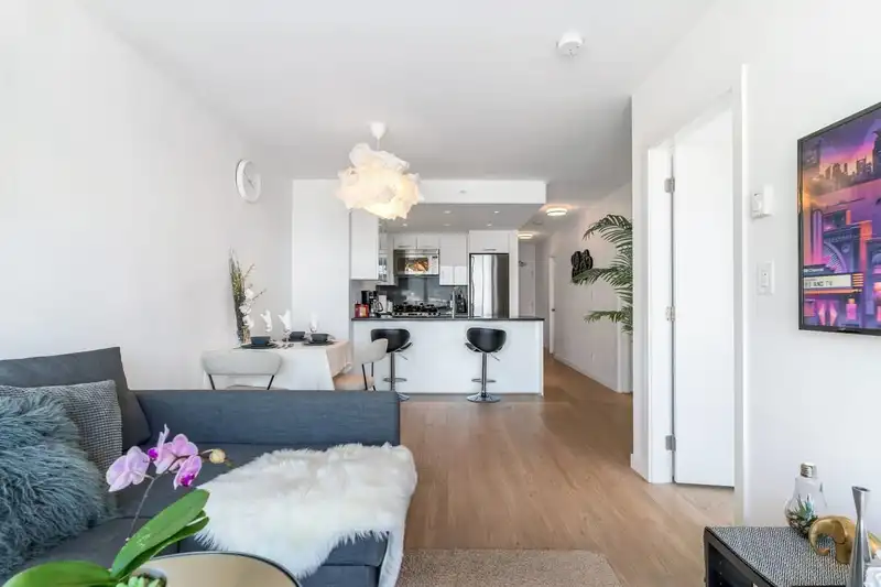 603 933 E HASTINGS STREET - photo 3 of 25