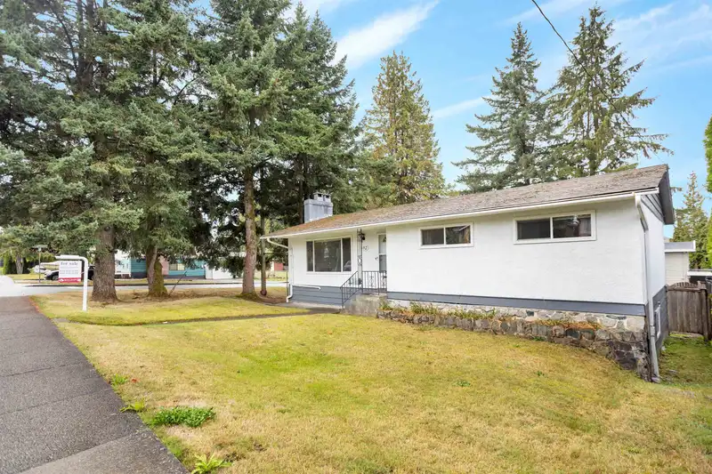 692 BLUE MOUNTAIN STREET - photo 2 of 9