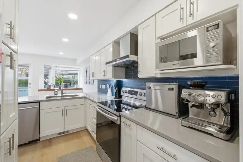 10 2118 EASTERN AVENUE - photo 3 of 37