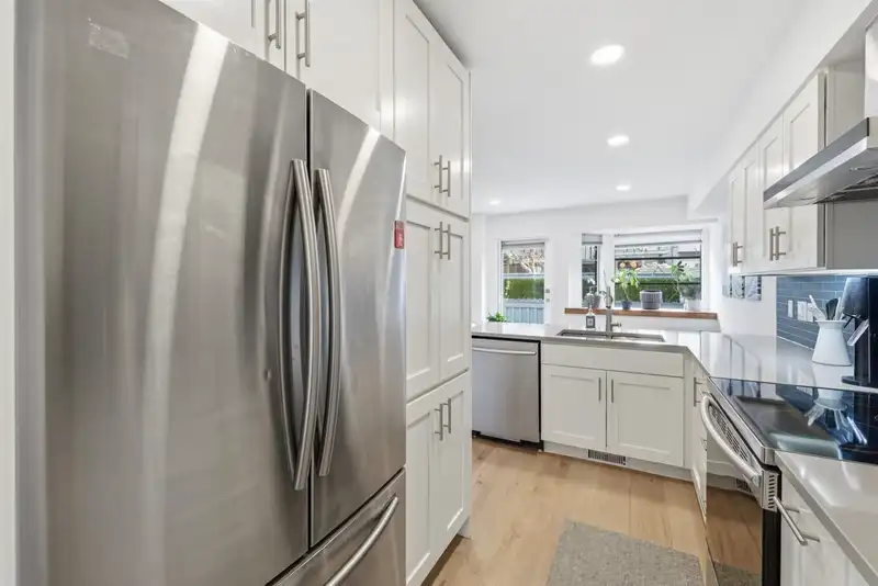 10 2118 EASTERN AVENUE - photo 4 of 37