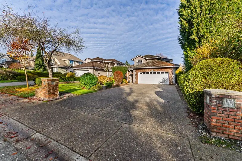 16545 10 AVENUE - photo 2 of 25