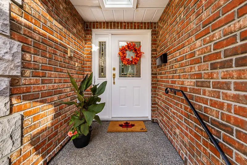 16545 10 AVENUE - photo 3 of 25