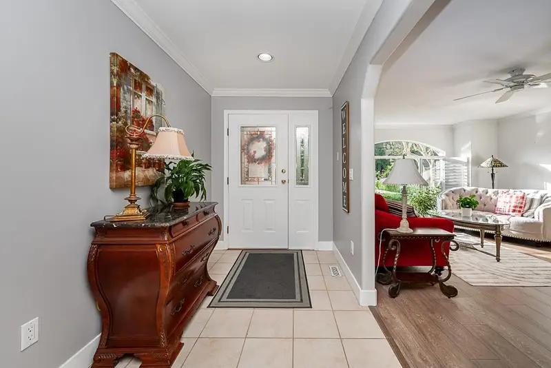 16545 10 AVENUE - photo 4 of 25