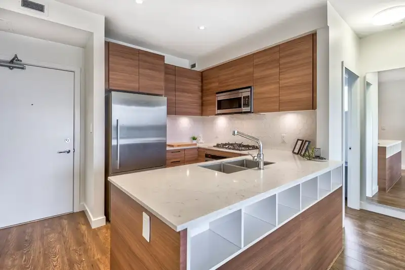 402 1061 MARINE DRIVE - photo 3 of 37
