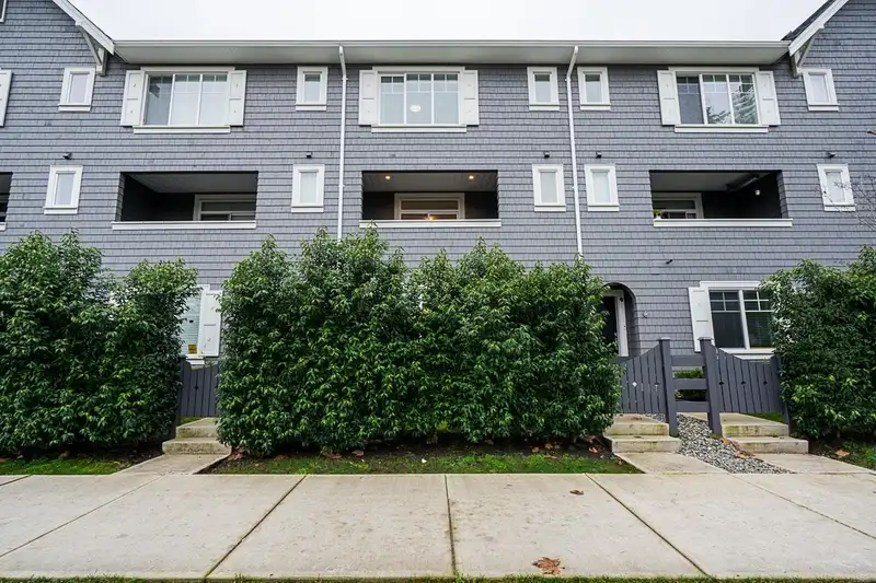 51 15489 99A AVENUE - photo 4 of 33