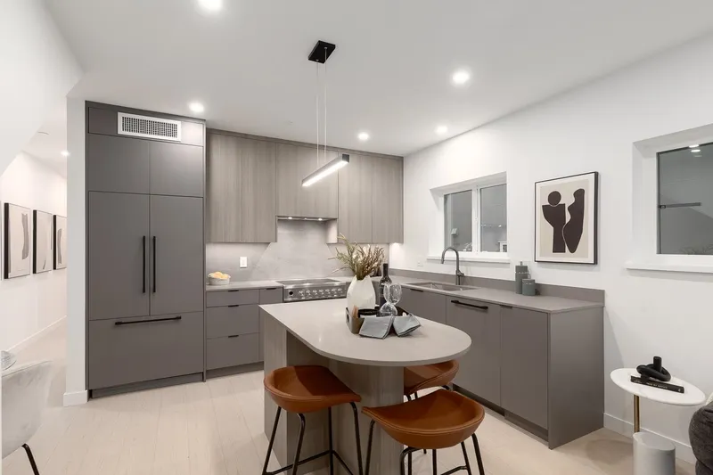 204 2329 E 34TH AVENUE - photo 1 of 15