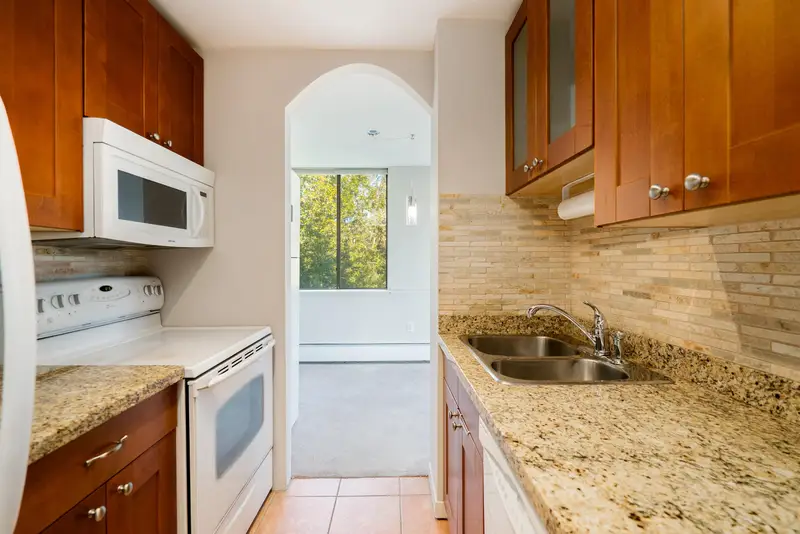 1404 2008 FULLERTON AVENUE - photo 4 of 25