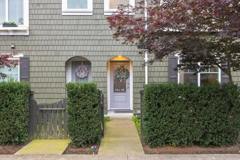 15 288 171 STREET - photo 3 of 28