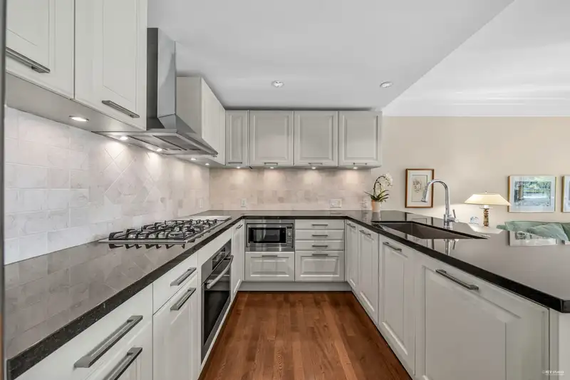 202 533 WATERS EDGE CRESCENT - photo 3 of 40