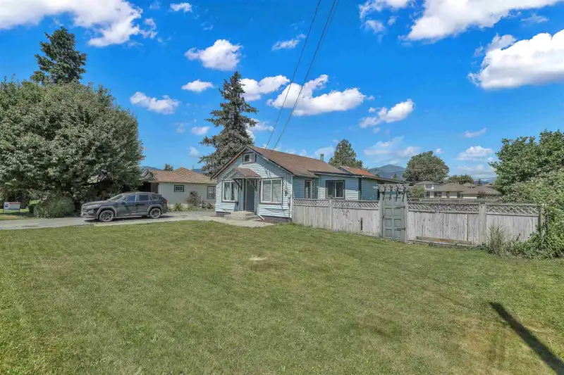 46045 FIFTH AVENUE - photo 4 of 40