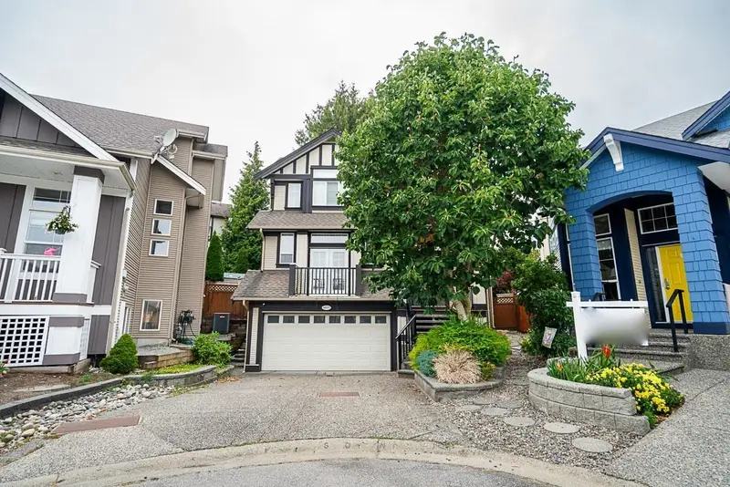 6075 165A STREET - photo 3 of 25