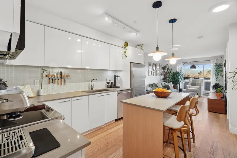 206 233 KINGSWAY - photo 1 of 25