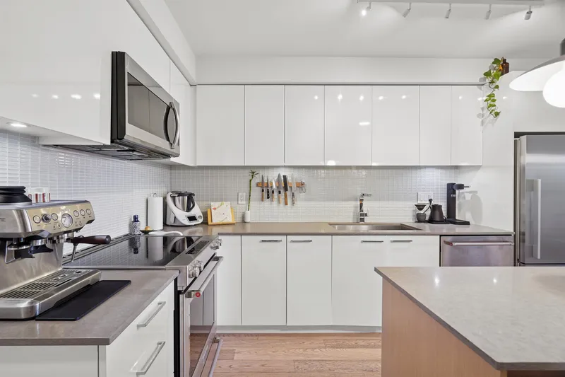 206 233 KINGSWAY - photo 2 of 25