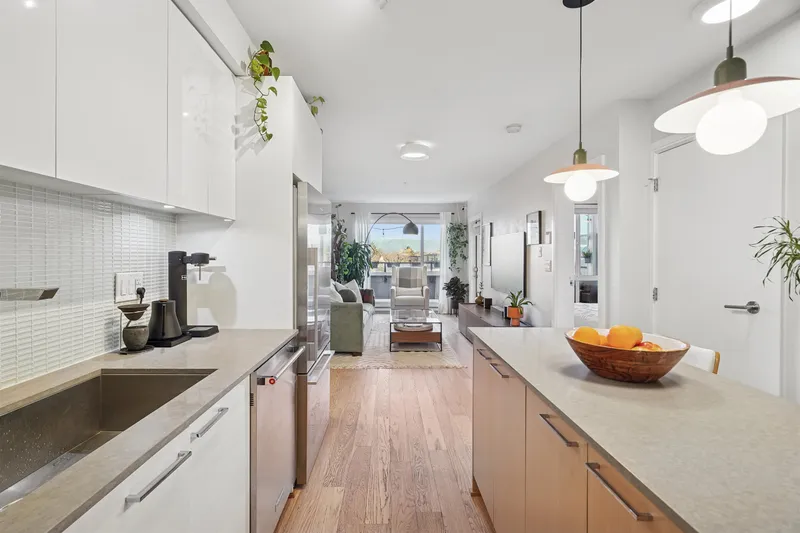 206 233 KINGSWAY - photo 3 of 25