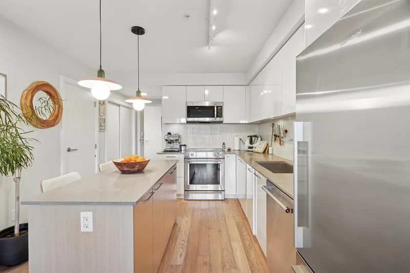 206 233 KINGSWAY - photo 4 of 25