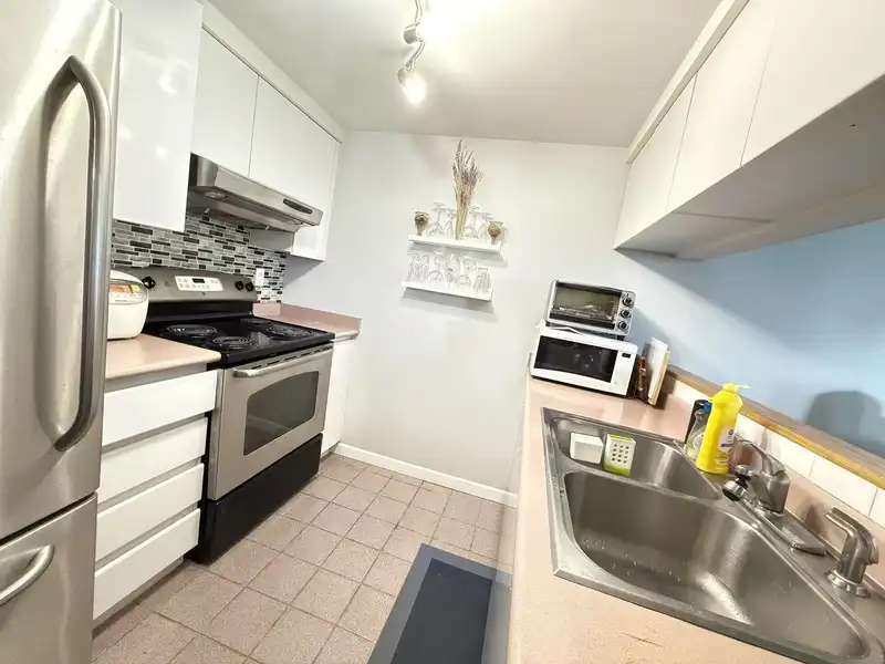 403 9623 MANCHESTER DRIVE - photo 4 of 11