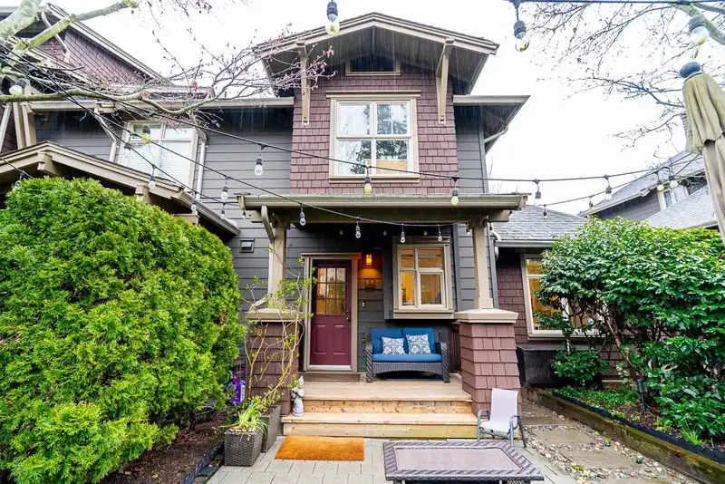 239 600 PARK CRESCENT - photo 1 of 38