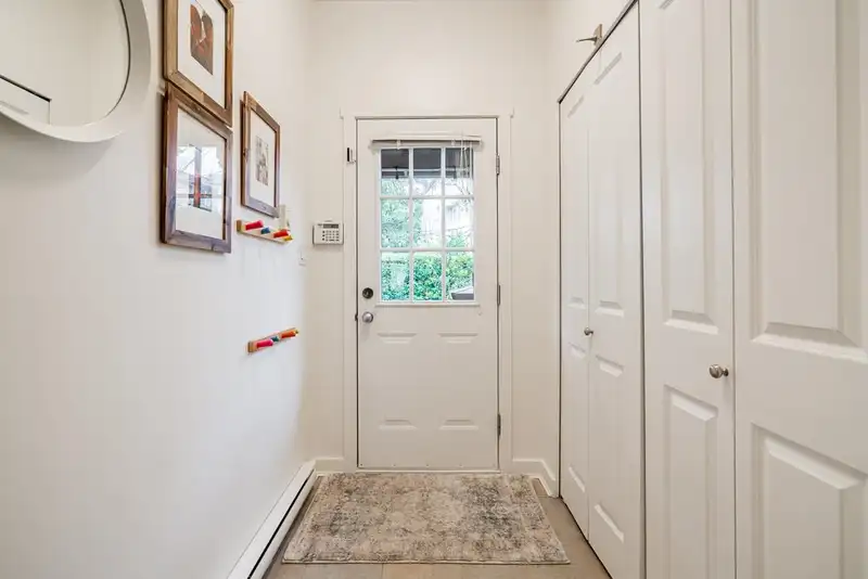 239 600 PARK CRESCENT - photo 2 of 38