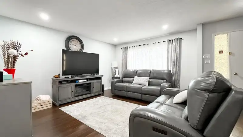 14096 66A AVENUE - photo 2 of 32
