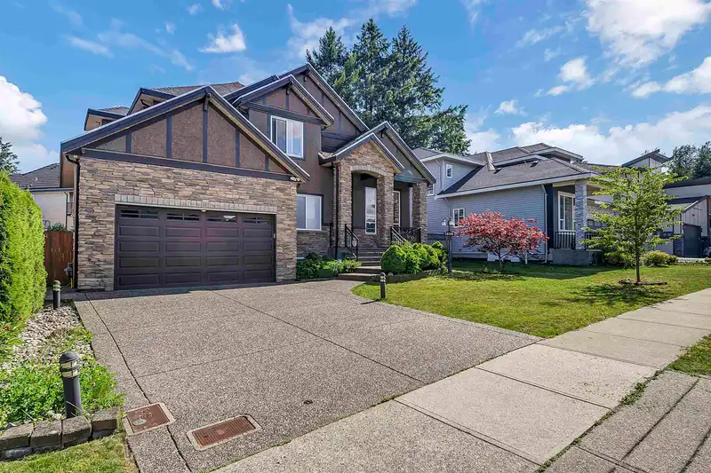 16206 96B AVENUE - photo 2 of 39