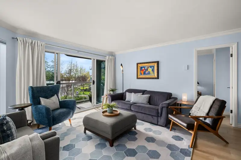 211 31 RELIANCE COURT - photo 4 of 40
