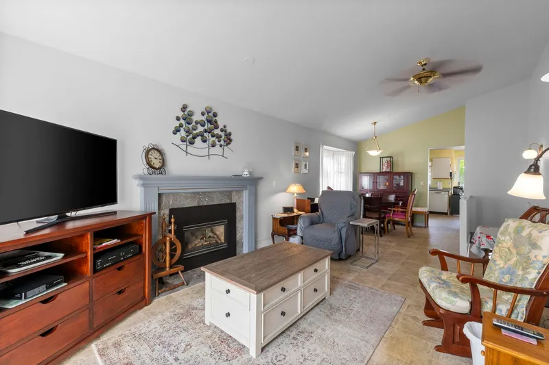 6 13970 72 AVENUE - photo 2 of 25