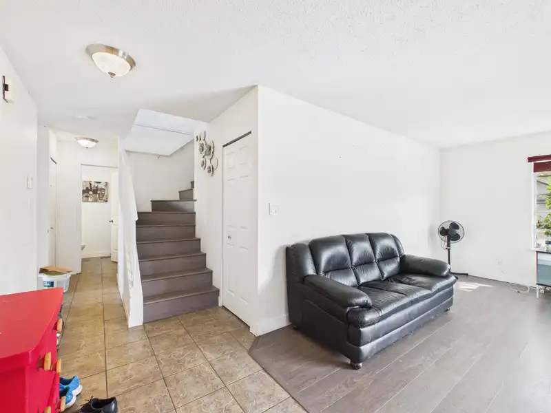 6220 LYNAS LANE - photo 4 of 24
