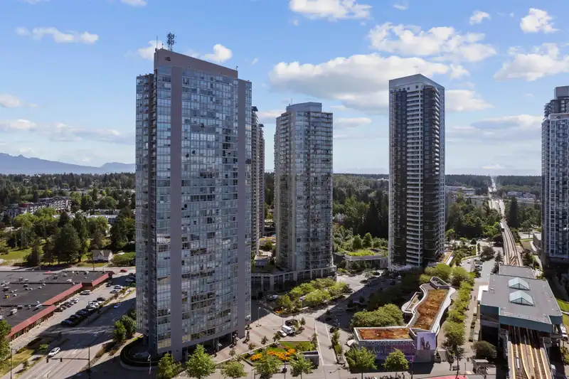 1402 13618 100TH AVENUE - photo 1 of 21