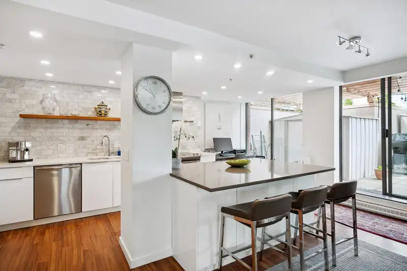 505 518 W 14TH AVENUE - photo 3 of 29