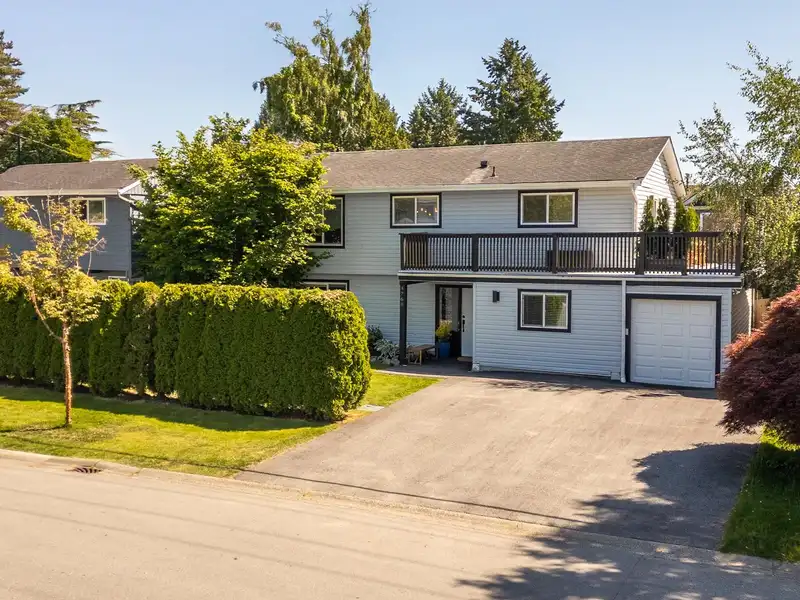 4768 45 AVENUE - photo 1 of 31