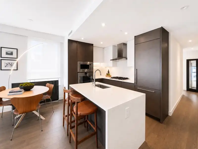 304 5693 ELIZABETH STREET - photo 3 of 13