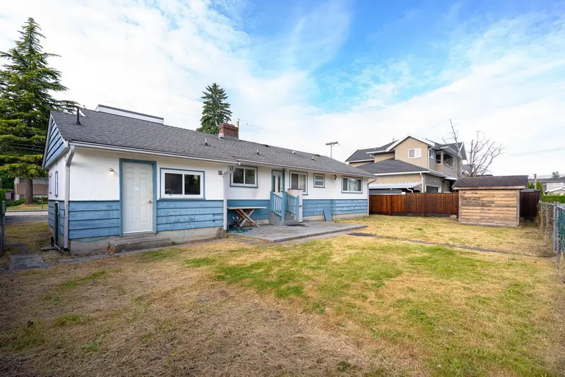 4064 BURKE STREET - photo 3 of 3