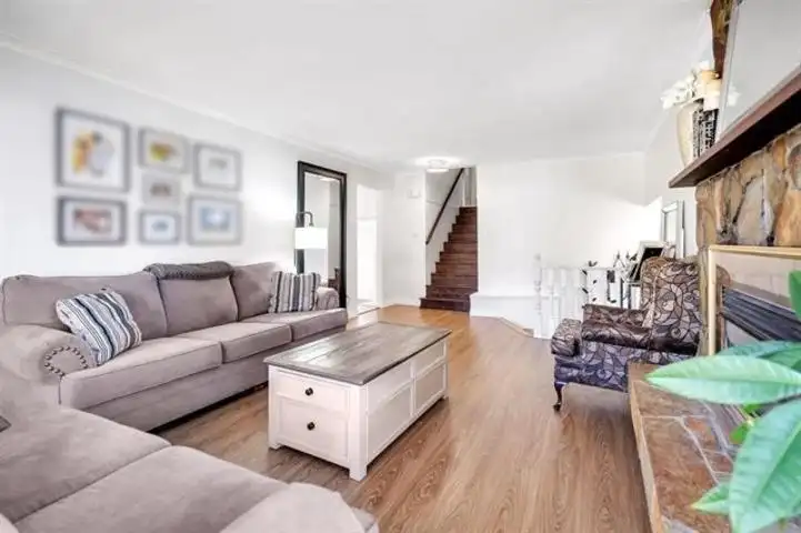 14596 89 AVENUE - photo 4 of 5