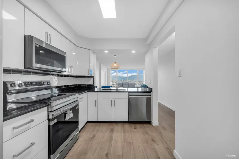 1904 6055 NELSON AVENUE - photo 3 of 25