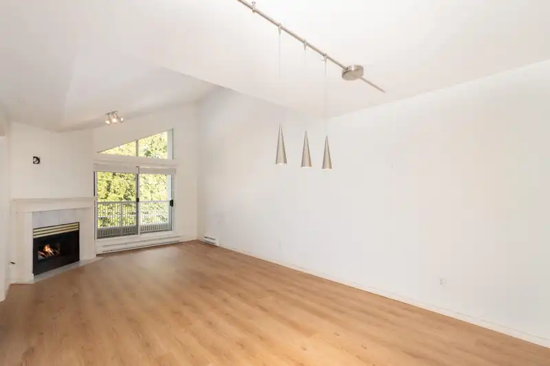 15272 20 AVENUE - photo 2 of 15