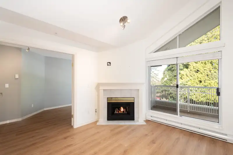 15272 20 AVENUE - photo 4 of 15