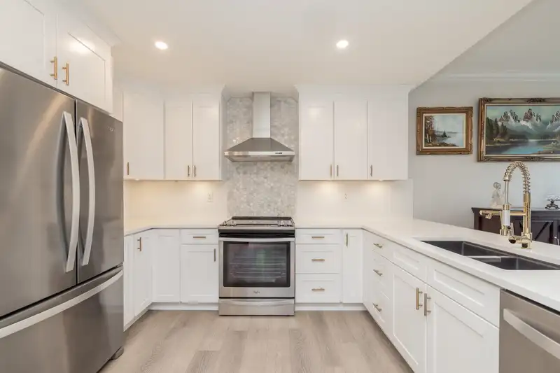 411 1785 MARTIN DRIVE - photo 4 of 29