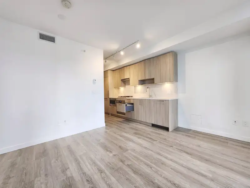 818 13350 CENTRAL AVENUE - photo 2 of 14