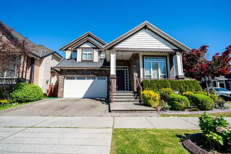 6638 125A STREET - photo 2 of 38