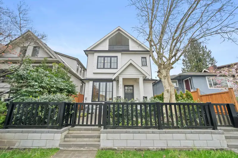 1 312 E 40TH AVENUE - photo 2 of 33