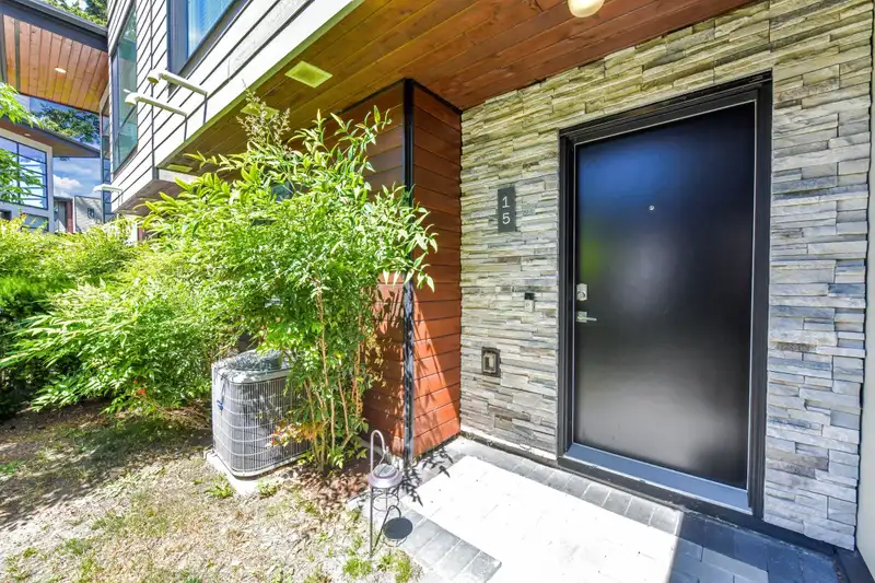 15 15688 28 AVENUE - photo 4 of 37