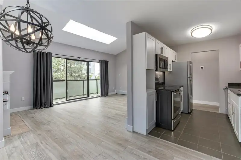 306 1345 W 15TH AVENUE - photo 3 of 19
