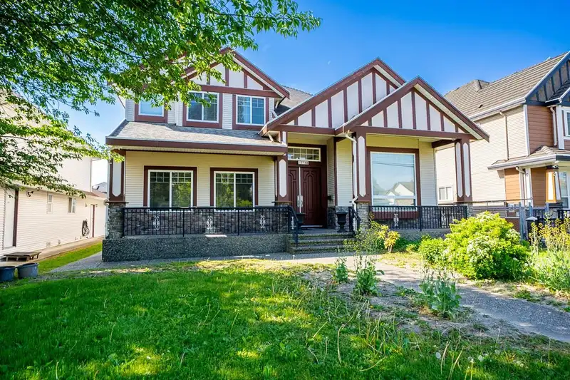15746 84 AVENUE - photo 1 of 39