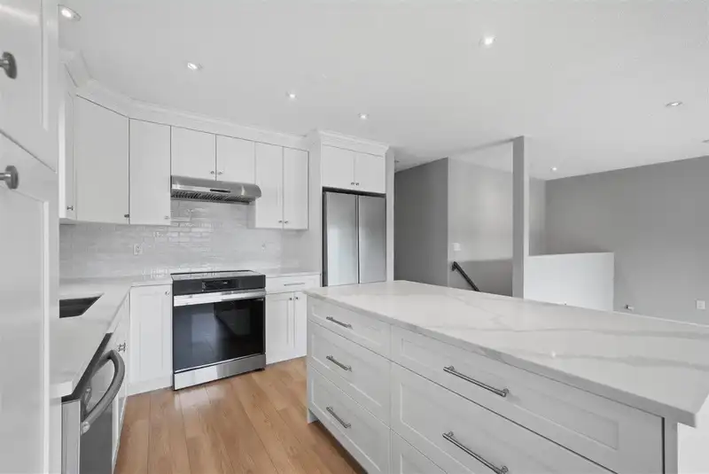 2270 IRVINE AVENUE - photo 3 of 37
