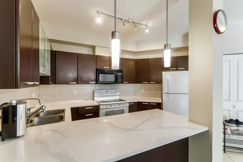 301 10499 UNIVERSITY DRIVE - photo 2 of 2