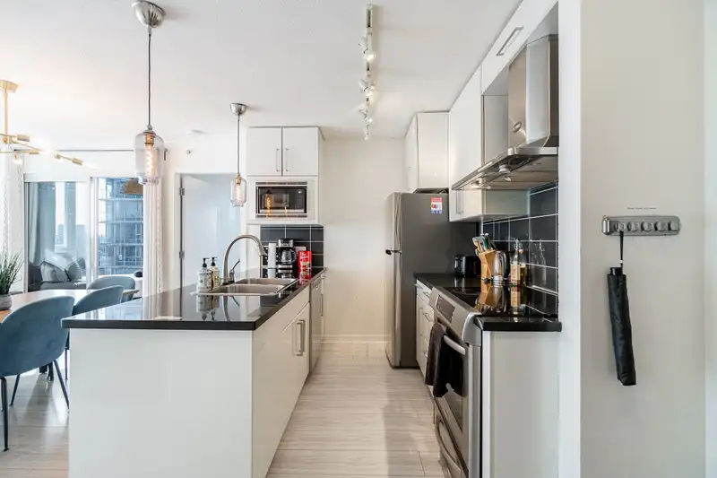 1002 689 ABBOTT STREET - photo 4 of 35