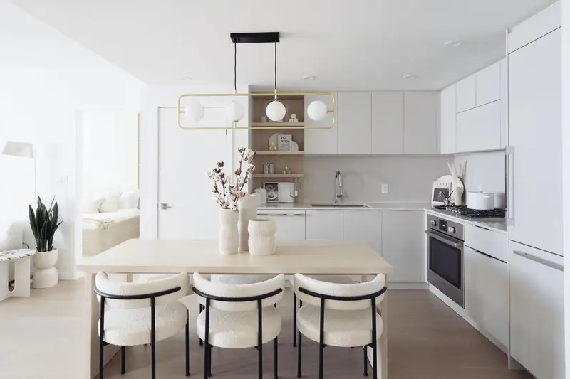 606 311 ALDERSON AVENUE - photo 1 of 6