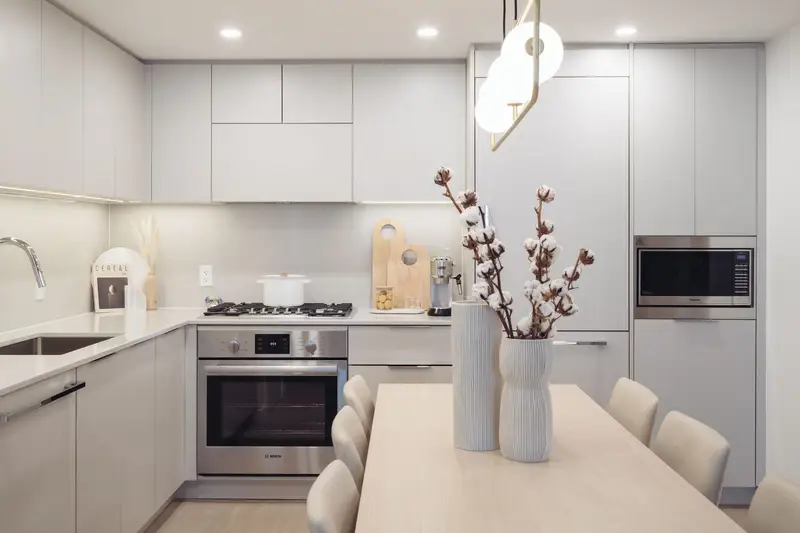 606 311 ALDERSON AVENUE - photo 2 of 6